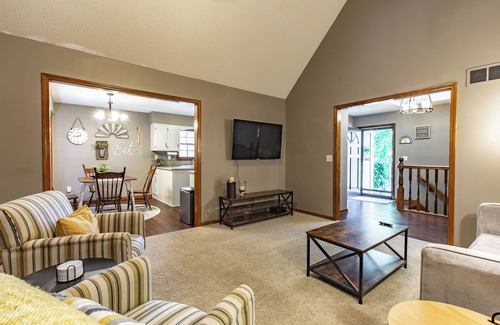 Overland Park Otro | Suburban Farmhouse - Own Garage and Free WiFi