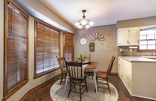 Overland Park Otro | Suburban Farmhouse - Own Garage and Free WiFi