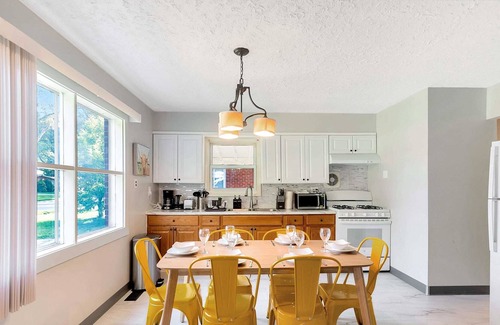 Madison Heights Casa | Suburban Retreat, Cozy & Quiet