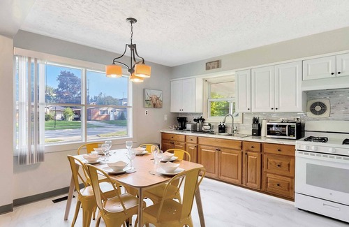 Madison Heights Casa | Suburban Retreat, Cozy & Quiet