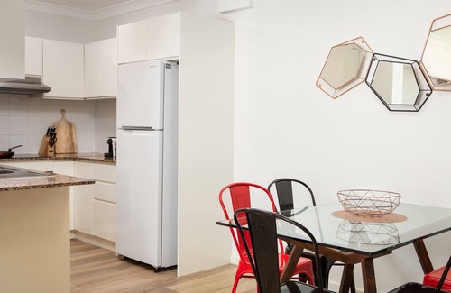 Strathfield Apartamento | Apartamento suburbano de dos camas con estacionamiento y patio