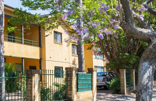 Strathfield Apartamento | Apartamento suburbano de dos camas con estacionamiento y patio