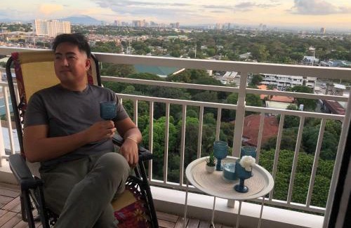 Paranaque Apartamento | Sucat The Atherton Residential Condo C1516- Two Bedroom Apartment with Pool & Balcony, Amenities View in Sucat Paranaque Facing Manila Memorial Near SM BF Homes - Staycations by SMS No Pool On Weekends & Holidays