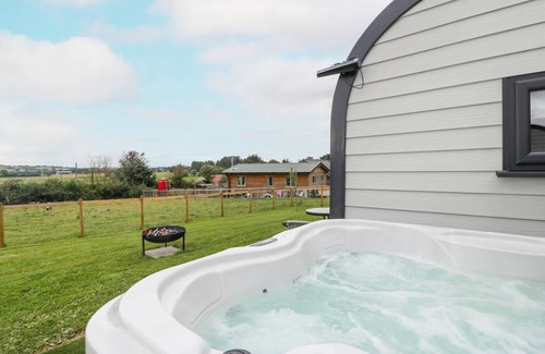 Cross Cabaña | SUFFOLK, pet friendly, with hot tub in Axbridge