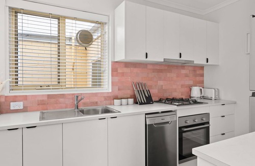Saint Kilda South Apartamento | Sugar Blush - A stylish, fully renovated 2 bedroom apartment, just moments from the beach, Luna Park