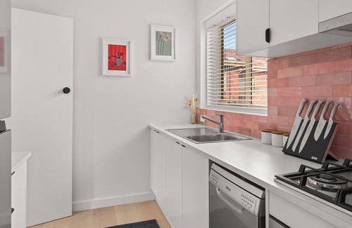 Saint Kilda South Apartamento | Sugar Blush - A stylish, fully renovated 2 bedroom apartment, just moments from the beach, Luna Park