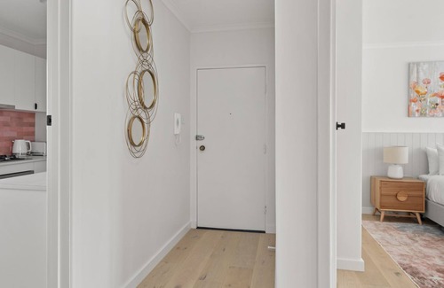 Saint Kilda South Apartamento | Sugar Blush - A stylish, fully renovated 2 bedroom apartment, just moments from the beach, Luna Park