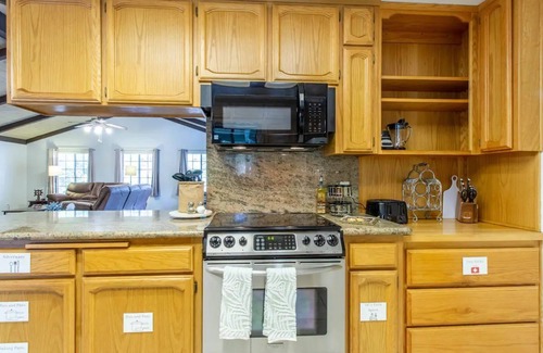 Oakhurst Cabina | Sugar Pine Cabin 2BD 2BTH - Jacuzzi - KING Beds