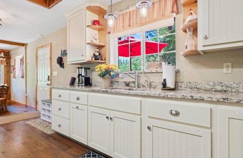 Sugar Pine Casa | Sugar Pine cabin in the woods King bed Fire pit