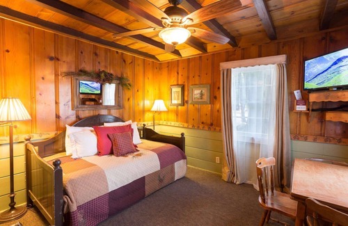 Twin Peaks Hotel | Sugar Pine Cottage - One Bedroom | One Bed + Day Bed | ¾ Bathroom | Sleeps Four