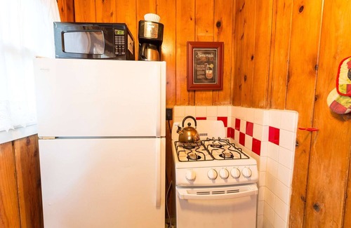 Twin Peaks Hotel | Sugar Pine Cottage - One Bedroom | One Bed + Day Bed | ¾ Bathroom | Sleeps Four