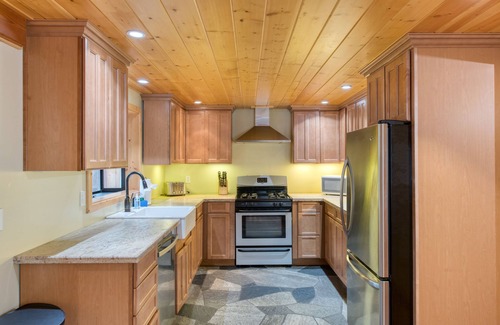 Tahoma Cabina | Sugar Point by AvantStay | Tahoe Cabin w/ Hot Tub