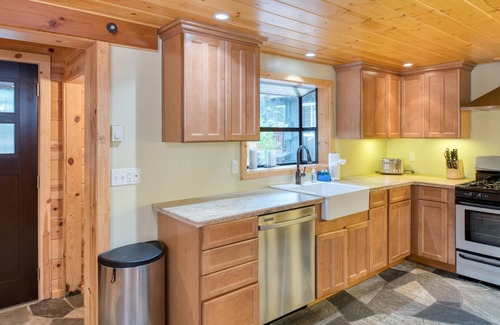 Tahoma Cabina | Sugar Point by AvantStay | Tahoe Cabin w/ Hot Tub