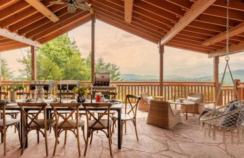 Gatlinburg - Pigeon Forge Casa | Sugarland by AvantStay Sleeps 28 Home Theatre Two Hot Tubs Indoor Pool Incredible Views