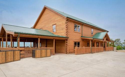 Gatlinburg - Pigeon Forge Casa | Sugarland by AvantStay Sleeps 28 Home Theatre Two Hot Tubs Indoor Pool Incredible Views