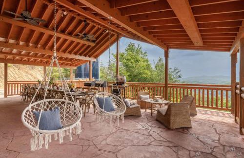 Gatlinburg - Pigeon Forge Casa | Sugarland by AvantStay Sleeps 28 Home Theatre Two Hot Tubs Indoor Pool Incredible Views