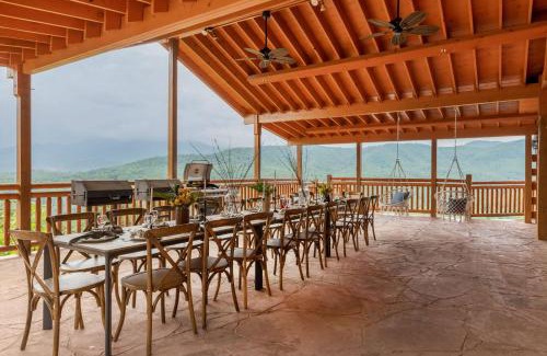 Gatlinburg - Pigeon Forge Casa | Sugarland by AvantStay Sleeps 28 Home Theatre Two Hot Tubs Indoor Pool Incredible Views