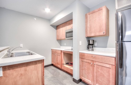 Rapid City Apartamento | Suite 117 - 1BR with King Bed and Kitchen on Ground Floor