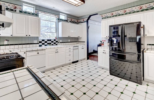 Custer Cabina | Suite 203 "The Crowned Eagle"