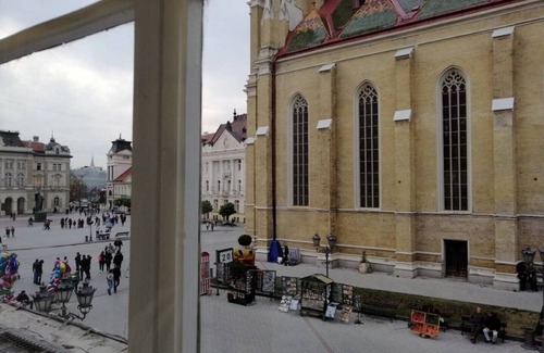 Novi Sad Apartamento | Suite en la plaza central con vistas a la catedral