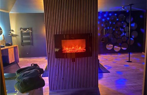 Sainte-Pezenne Apartamento | Suite Casanova avec SPA & Escape Love Game - Doux Bleu Jeux