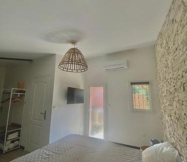 Saint-Martin-de-Crau Cama Y Desayuno | Suite cosy indépendante avec extérieur