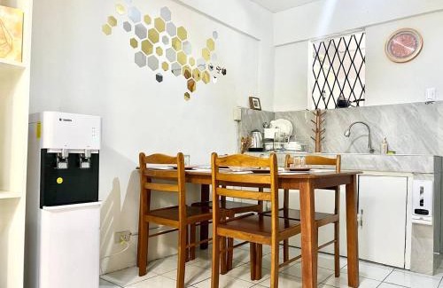 Dasmarinas Apartamento | Suite Dreams Staycation - Cozy 2-BR - Wi-Fi Garden Kitchen