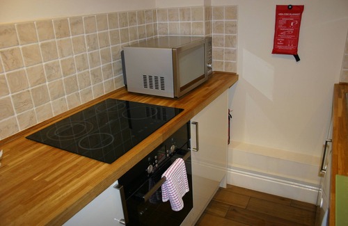 Rhuddlan Apartamento | Suite de lujo para 2 con bañera de hidromasaje exclusiva, batas, jardín propio y bicicletas-North Wales