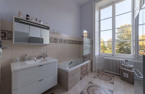 Fontenay-le-Comte Casa | Suite-Lujoso-Baño en la habitacion-Vista a la Piscina-4 étoiles