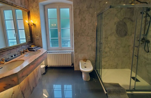 Aubin Cama Y Desayuno | Suite-Lujoso-Baño Privado-Vista al Parque