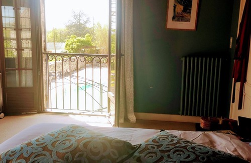 Savignac-de-Duras Cama Y Desayuno | Suite Maison à votre santé bed and bathroom incl 60m2 living/dining room