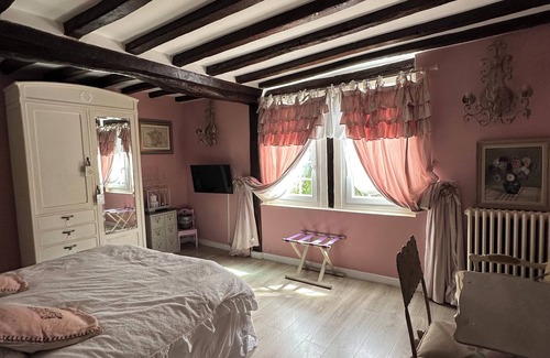 Suzay Cama Y Desayuno | SUITE MARQUISE DE POMPADOUR PRIVATE CHARMING ROOM BREAKFAST INCLUDED
