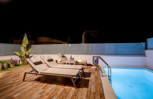 Agia Marina Casa | Suite n.1 with private pool & yard