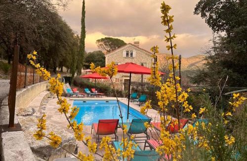 Nyons Cama Y Desayuno | Suite Royale- SPA - Jacuzzi - Sauna - Massage - 2 Double Rooms - 4 SAISONS - Piscine Chauffée Toute l'année - POOL VIEW - Heated POOL -800m City Centre
