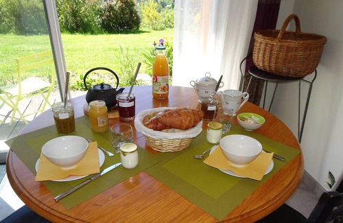 Saint-Sauves-d'Auvergne Cama Y Desayuno | Suite con terraza, con vistas al Monts du Sancy, cerca de La Bourboule.