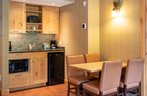 Banff Condominio | Suite with Mountain View | Grotto Style Hot Pool!