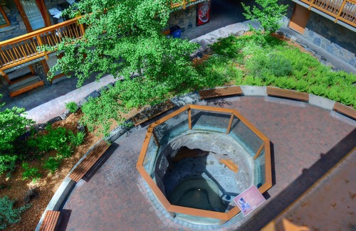 Banff Condominio | Suite with Mountain View | Grotto Style Hot Pool!