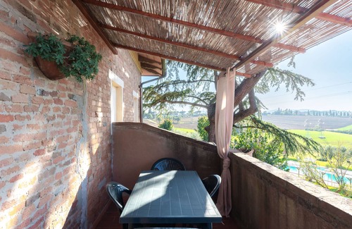 Castiglione del Lago Apartamento | Suite with panoramic balcony, pool view and beautiful sunsets
