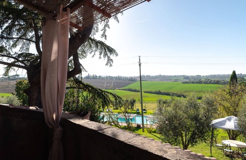 Castiglione del Lago Apartamento | Suite with panoramic balcony, pool view and beautiful sunsets