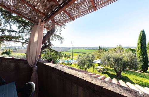 Castiglione del Lago Apartamento | Suite with panoramic balcony, pool view and beautiful sunsets