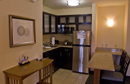 Energy Corridor Condominio | Suite con acceso a la piscina, transporte gratuito, desayuno buffet + centro de negocios las 24 horas