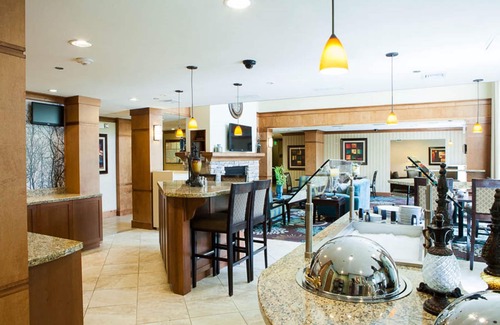 Energy Corridor Condominio | Suite con acceso a la piscina, transporte gratuito, desayuno buffet + centro de negocios las 24 horas