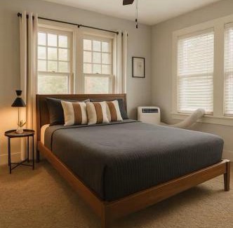 East Cesar Chavez Casa | Suite with private access by The Pearl and downtown