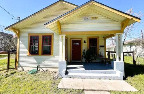 East Cesar Chavez Casa | Suite with private access by The Pearl and downtown