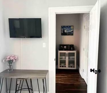 East Cesar Chavez Casa | Suite with private access by The Pearl and downtown