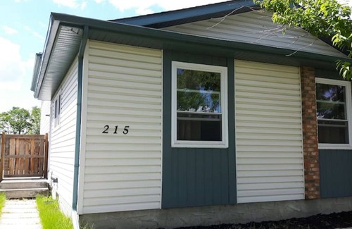 Airdrie Casa | Suite With Private Entrance 20 min to YYC Airport