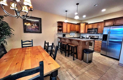 East Kootenay Condominio | SullivanStone #18 - Golf - Ski - Hike - Chill - Private Hot Tub - Sleeps 11