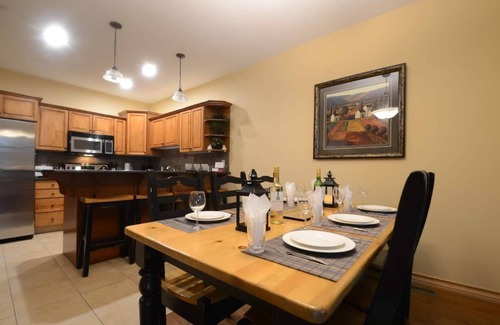 East Kootenay Condominio | Acogedora casa de montaña cerca del golf de campeonato con jacuzzi privado!