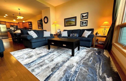 East Kootenay Condominio | Acogedora casa de montaña cerca del golf de campeonato con jacuzzi privado!
