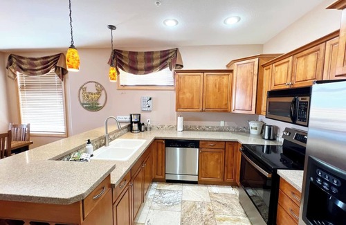 East Kootenay Condominio | SullivanStone #32 - Golf - Ski - Hike - Chill - Private Hot Tub - Sleeps 8.